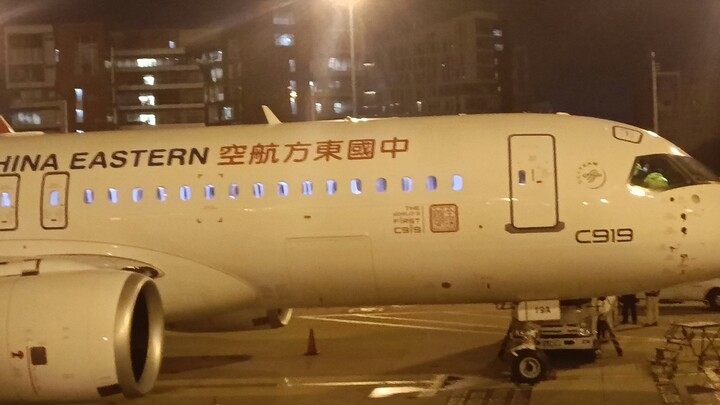 When the first C919 was parked at the adjacent gate: