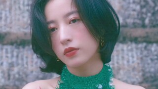 Siapa yang bisa menolak cewek yang meminta maaf pada kosmetiknya yang sudah habis?! Kenapa dia bisa 