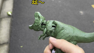 خرجتُ للتنزه مع الديناصور، ولم أتوقع أن أعثر على كنزٍ ثمينٍ!