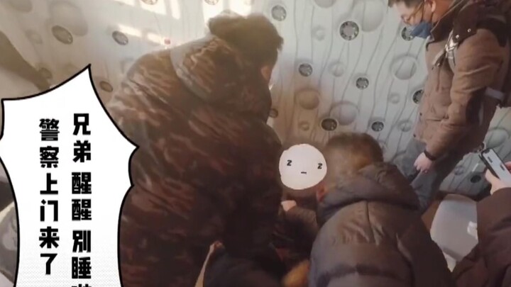哭笑不得！嫌疑人加班赶制淫秽视频，累到民警喊了3分钟才醒来