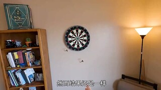 男人只是想玩个飞镖，没想到怎么都射不中