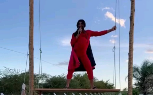 Rihanna蕾哈娜的粉丝不得不说有几下子！阿门！