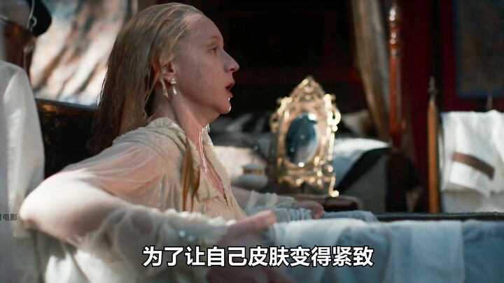 Để làn da trở nên săn chắc, người phụ nữ mỗi ngày đều dùng vài xô nước lạnh dội lên mặt