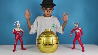 Leo dan Ultraman Seven membawakan Ozawa Mainan Blind Box Model Tambang Buta, yang berisi mainan dan 