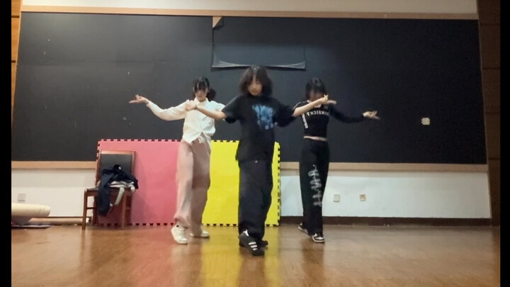 Jian Xia (Three people dancing in a row) | Wa Meili, we will follow you for the rest of our lives