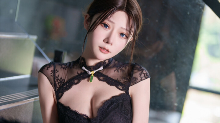 Dì mặc sườn xám đen dài