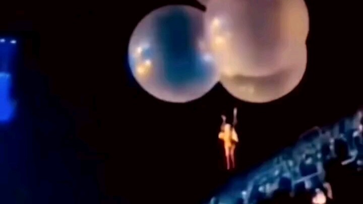 Ngôi sao chuẩn bị lên sân khấu bằng khinh khí cầu thì bị khán giả dưới sân khấu “sát ngàn năm”!