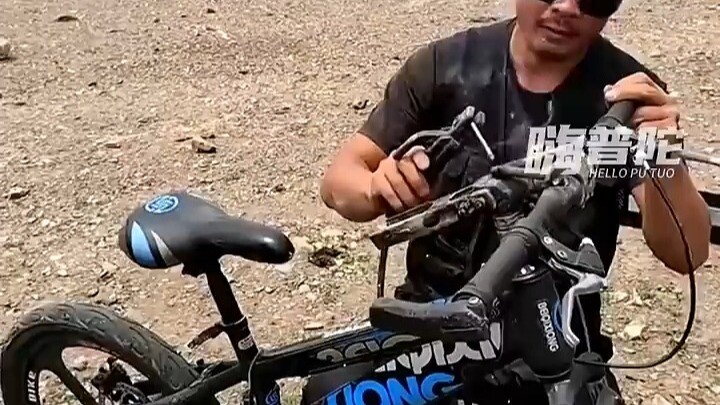 On a self-drive trip in Tibet, a man used an electric welder to repair a Tibetan boy’s bicycle. Neti