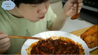 Mì xúc xích và tôm chiên xù phần 1 #mukbang