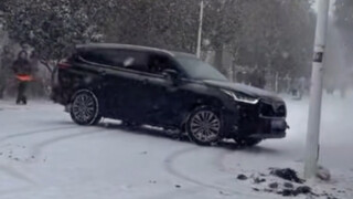 Analysis of Popular Online Accidents: A "Car Rescue Guide" for Icy and Snowy Roads