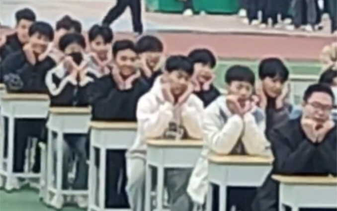 โรงเรียนไหนให้นักเรียนเต้นตอนเรียนแล้วฮาจนทนไม่ไหวกันเนี่ย?