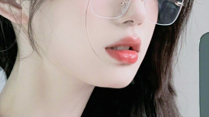 The cool little white flower has a face! You can always trust the rapper’s girlfriend’s looks!!!
