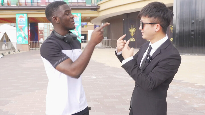 当面偷走老外的东西，他能发现吗