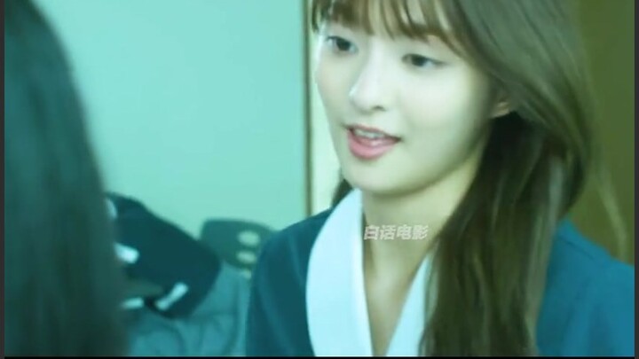 A girl accidentally knocked over the school beauty's lip gloss. Even after apologizing, the school b