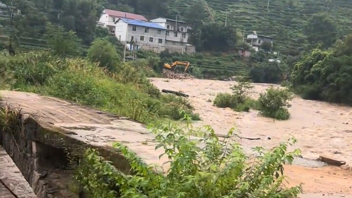Bất ngờ gặp tình huống này! Nhất định phải chạy lên núi.