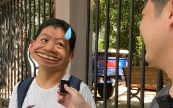 Setelah anak kecil melihat temannya langsung kalah dalam sekejap di tanganku! Ia pun mengeluarkan so