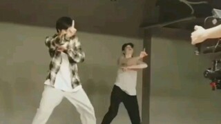 Oh heavens and earth!!! The 1-meter lead dance of the 13-year-old genius boy is so powerful! I can d