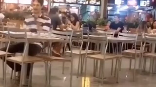 小哥在餐厅一个人给自己唱生日歌 下一秒路人的反应让人暖心