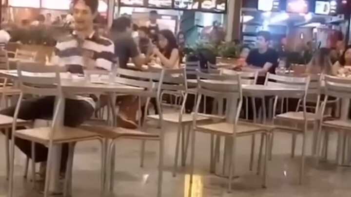 小哥在餐厅一个人给自己唱生日歌 下一秒路人的反应让人暖心