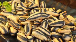 I got the method to eat melon seeds without spitting out the shells!