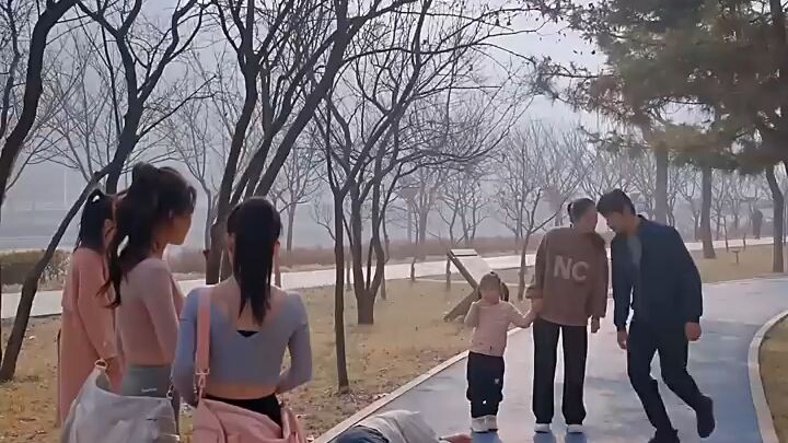รปภ.ขี่มอไซค์โดนหัวเราะเยาะ แต่สาวสวยขอแต่งงาน_ วินาท(720P_