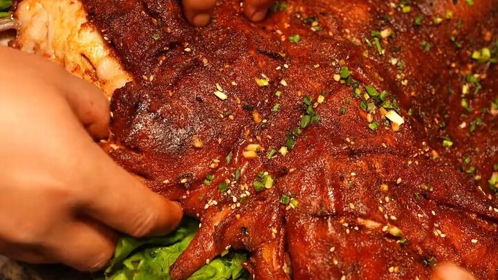 Cuộc sống phải thật phong phú, hôm nay cùng huynh đệ Võ Tòng thưởng thức lợn sữa quay da giòn!