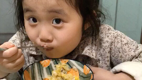 Aku nggak bakal ngomong apa-apa, tinggal nunggu pas lo telan sendok besar ini, terus lo cuma bisa “h