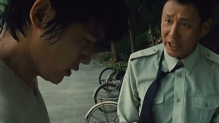 รายละเอียด: เสื้อเครื่องแบบทหารถูกสวมใส่เพื่อปกป้องประชาชน แต่เมื่อเขาถอดมันออกแล้วฟาดคุณ เขาก็เป็นพ