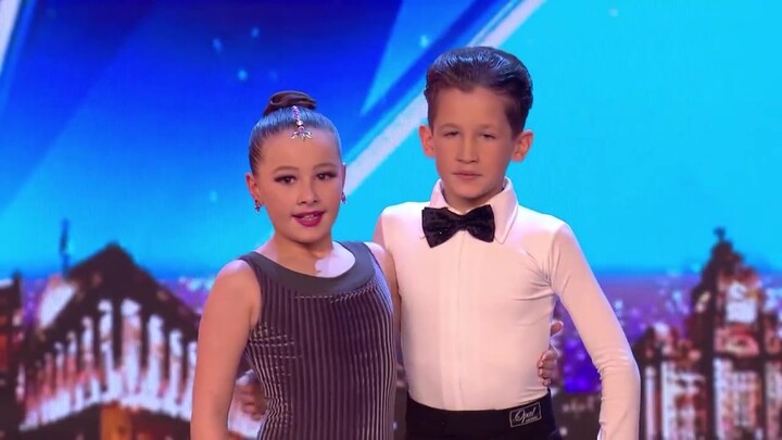 Full of love, two ten-year-old children used dance to interpret what childhood sweethearts are