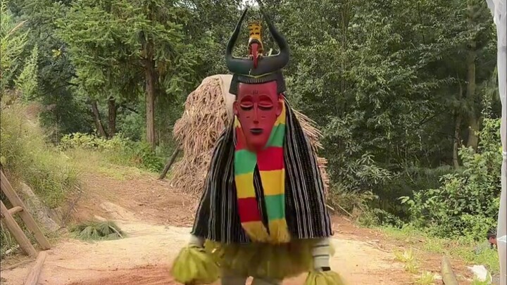 Menghasilkan sedikit uang dengan meniru tarian panas kaki, lalu membangun tenda agar terhindar dari 