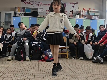 นักเรียนประถมเต้นเพลง “องค์หญิงอันดับหนึ่งของโลก” ในงานเลี้ยงส่งท้ายปี วันนี้มาฉลองข้ามปีด้วยกันเถอะ