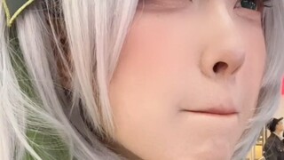 After going to the comic exhibition, the little grass god was resting in the mall and unexpectedly e