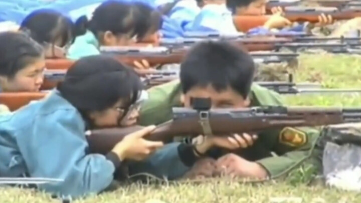 ภาพจริงการฝึกทหารของนักเรียนยุค 80s ไม่เพียงแต่คนละกระบอกปืนยาว ยังได้เล่นปืนใหญ่อีกด้วย