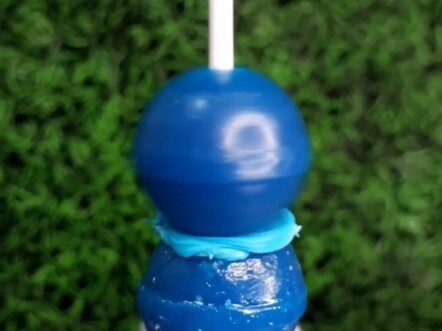 Apa yang akan terjadi jika dua permen lolipop terus bergesekan?