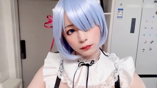 When a boy cosplays as Rem and goes to a comic convention!