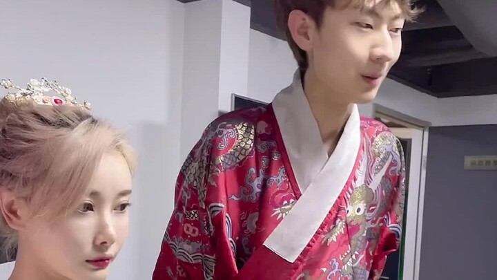 Làm bảo vệ mà còn phải nhuộm tóc à?