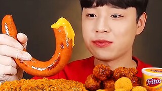Perpaduan mi kalkun pedas dan sosis Polandia yang harum! Disajikan dengan bola keju dan ayam goreng 