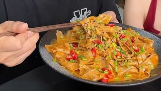 #معكرونة الحنطة السوداء أبي أعطى بين بين شيئًا لذيذًا، لكن بين بين رفضه بشدة، مع أن هذا ما اختاره بي