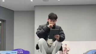 ［男大女大失业季］极越主播直播中得知公司倒闭瞬间崩溃大哭：还我钱，发我工资！