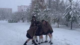 بعد مشاهدة الفيديو، عادت الجثث إلى الحياة. زيّ المدرسة الثلجية الأول لنيوجينز ديتو يتميز بأجواء رائع