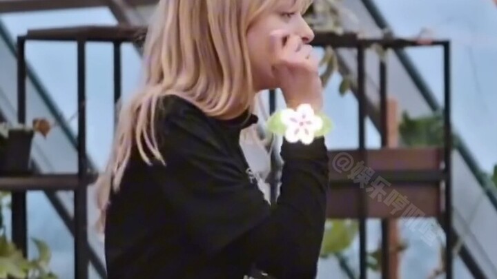 Dilraba drools at the sight of a beautiful woman and even takes the initiative to ask for her WeChat