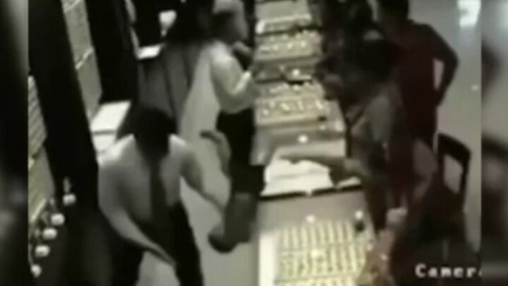 رد فعل واحد ينقذ عائلة بأكملها 【مشهد مثير من البداية إلى النهاية】