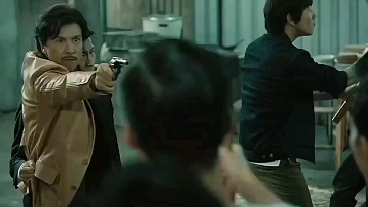 Lạc Ca đã cứu mạng Hào Ca trong tù, rồi sau khi ra tù, Hào Ca cũng cứu mạng Lạc. Truy Long.