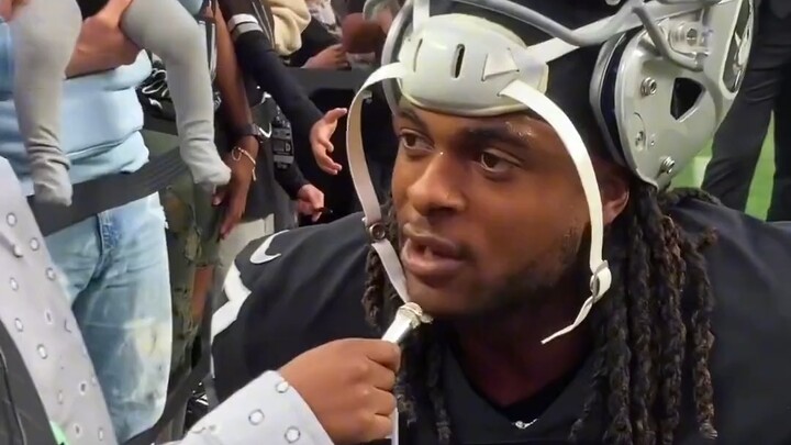 Hãy xem cuộc phỏng vấn một em nhỏ với cầu thủ tiếp bóng NFL!