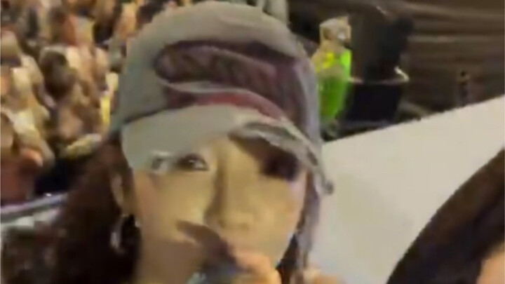 Sis Ji used a fan’s phone to film herself and Ningning.