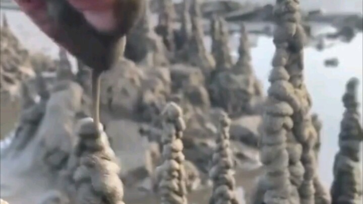 [Unzip] Apakah ini pengumpulan pasir menjadi menara?