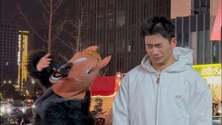 看似戴上面具，实则卸下伪装