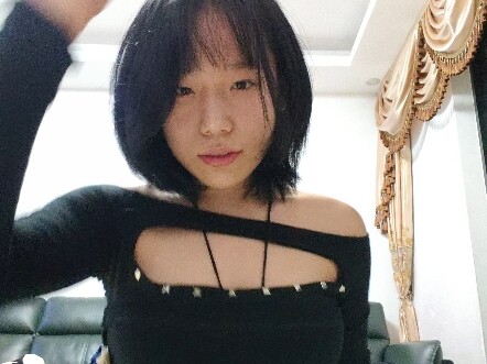 ليست فوطًا صحية! إنها جوارب حريرية مفتوحة من الأمام!