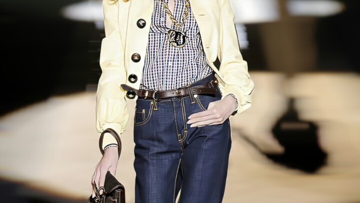 Holy crap! This commuter-style outfit from over a decade ago is seriously stunning—and it still look