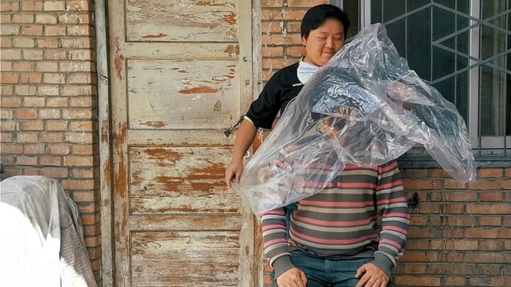 ผู้ชายใช้เงินเพียงเล็กน้อย มีอะไรผิดปกติกับการแต่งตัว? -